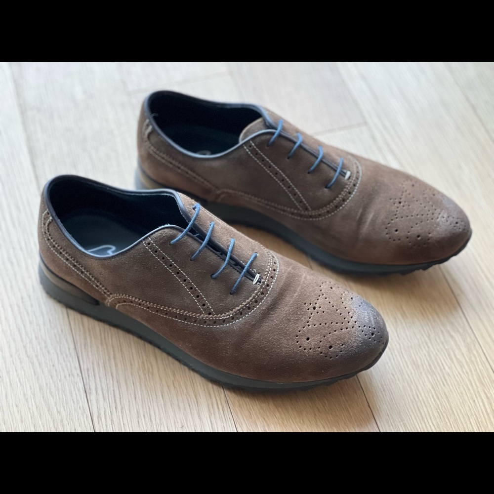 Brown suede smart sneaker with hand burnishing. Size 9M Made in Spain 🇪🇸